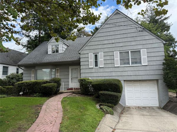 568 Donald Lane , Woodmere, NY 11598