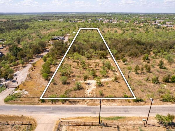 3915 BARTH RD, Lockhart, TX 78644