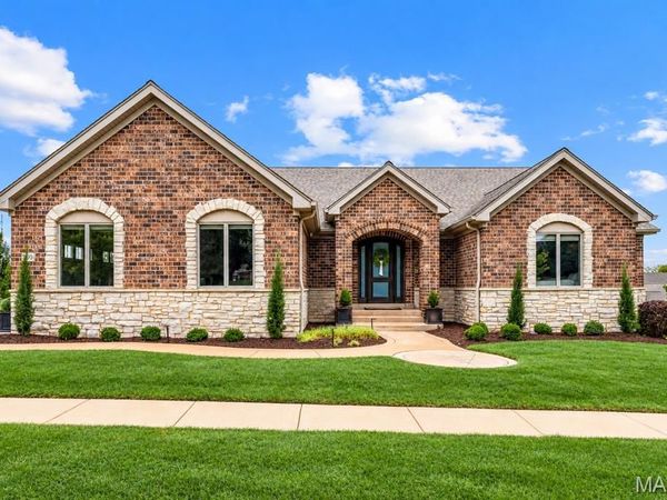 320 Wythe House Court, Creve Coeur, MO 63141