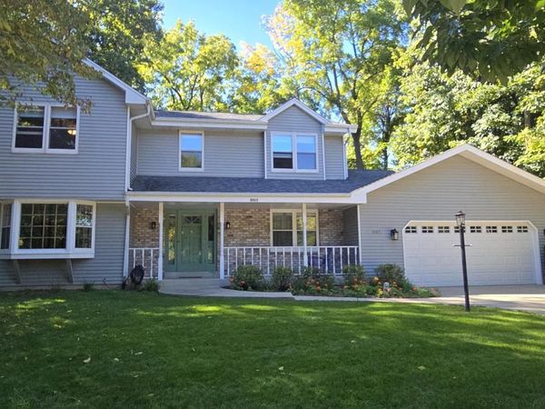 3985 S Stonewood ROAD, New Berlin, WI 53151