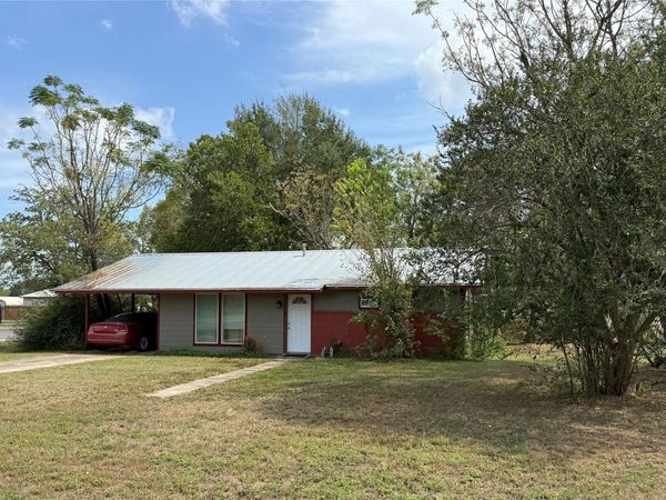 301 Lynch ST, Smithville, TX 78957