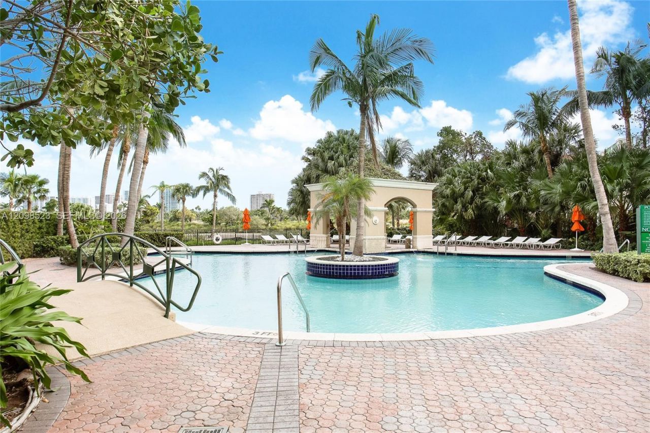 19501 W Country Club Dr , Unit PH-02, Aventura, FL 33180 Photo