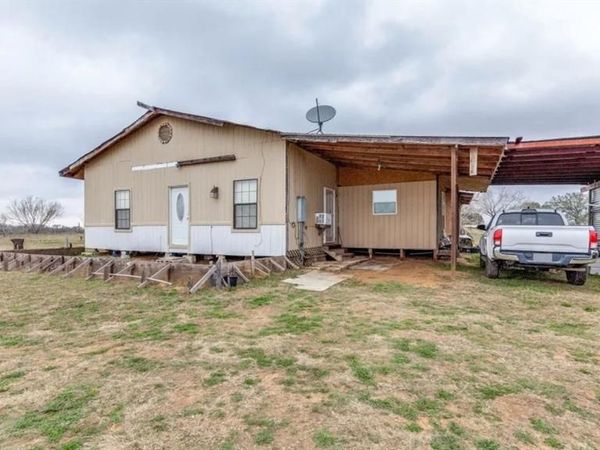 1619 County Road 7711 , Devine, TX 78016