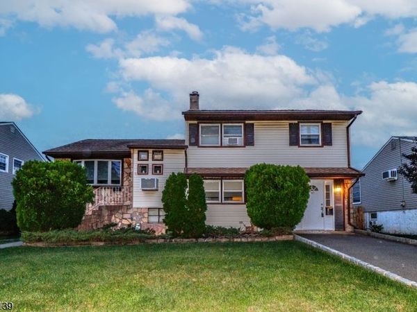 97 Sterling Dr, Woodbridge, NJ 07067