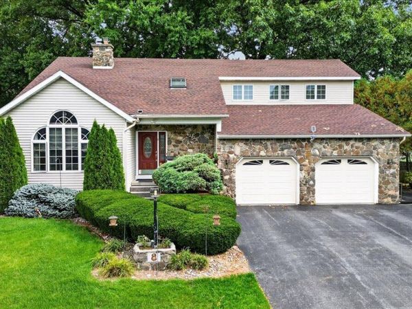 8 Winifred Drive, Colonie, NY 12205