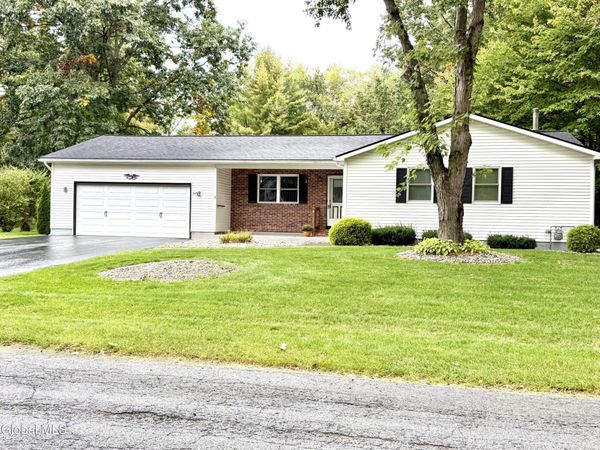10 Pheasant Walk, Queensbury, NY 12804