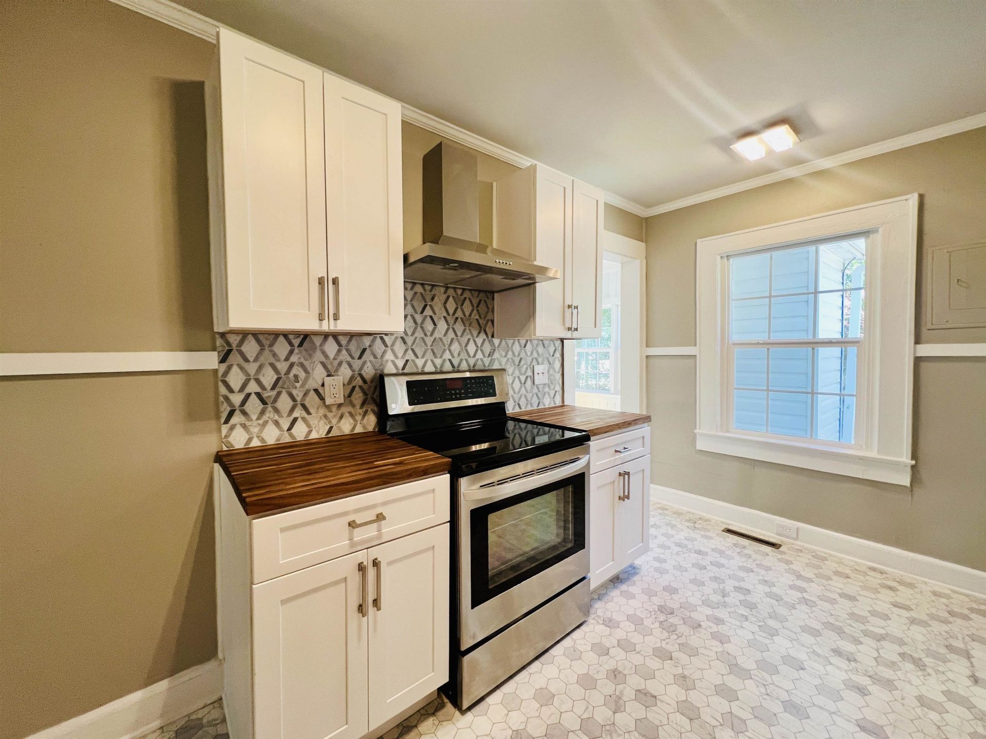 111 Cooper St. Photo 6