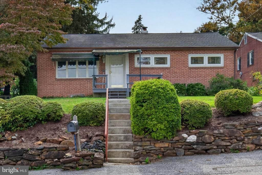 240 W BROAD STREET, YOE, PA 17313
