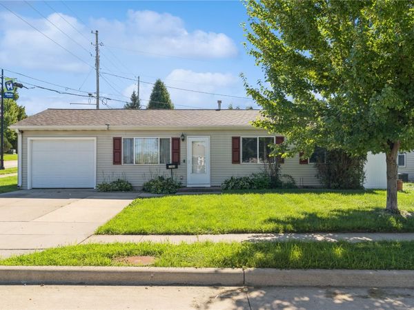 1085 Fairview Dr , Marion, IA 52302