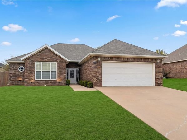 671 Reisling Street , Centerton, AR 72719