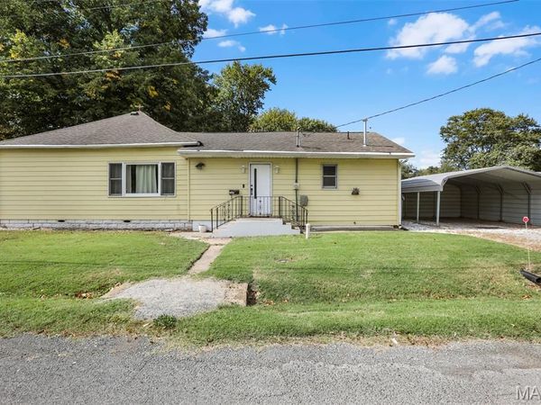 737 E Pearl Street , Staunton, IL 62088
