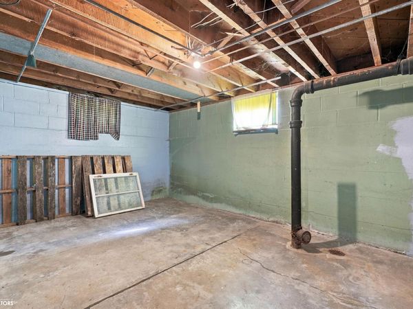 215 S Shuffleton Street, Sigourney, IA 52591