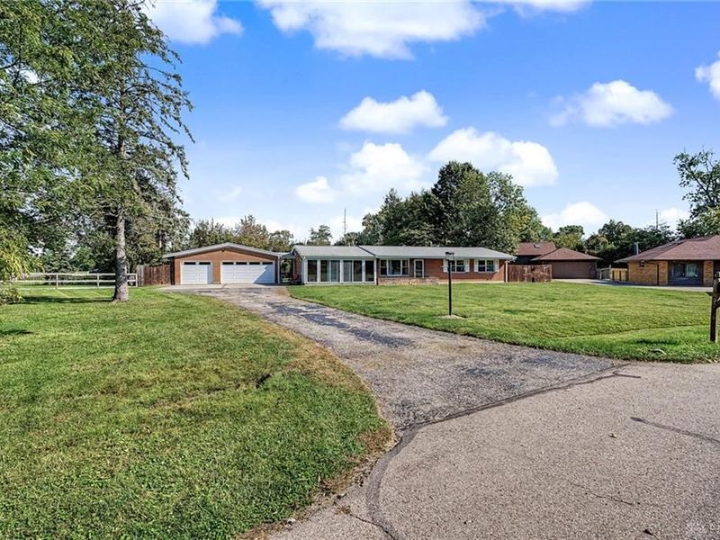 9082 Mary Haynes Drive, Centerville, OH 45458 Photo 2