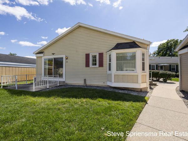 942 Village Lane, Jenison, MI 49428