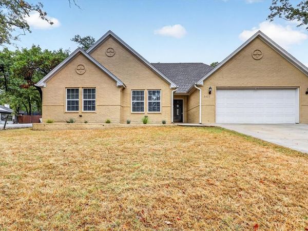 1612 Tanglewood Drive , Azle, TX 76020