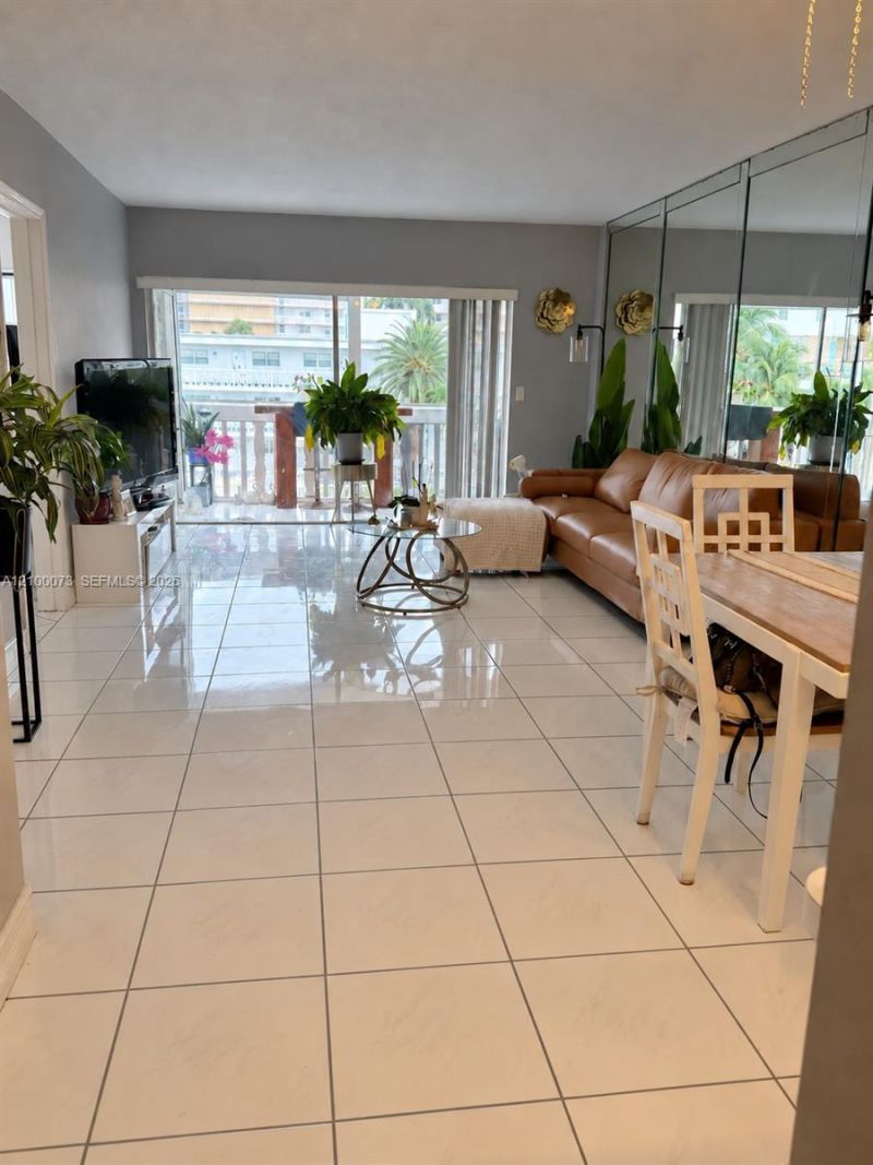 440 Paradise Isle Blvd, Unit 306, Hallandale Beach, FL 33009 Photo