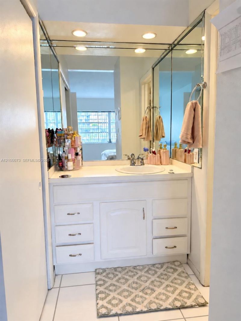 440 Paradise Isle Blvd, Unit 306, Hallandale Beach, FL 33009 Photo