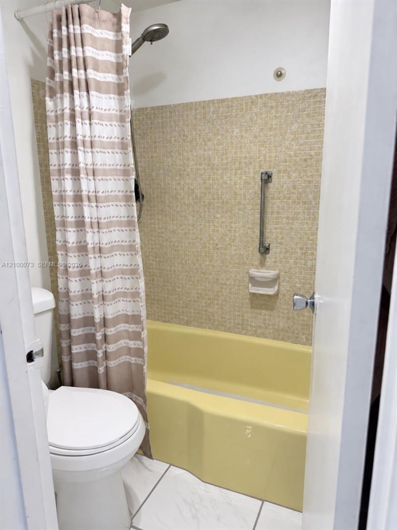 440 Paradise Isle Blvd, Unit 306, Hallandale Beach, FL 33009 Photo