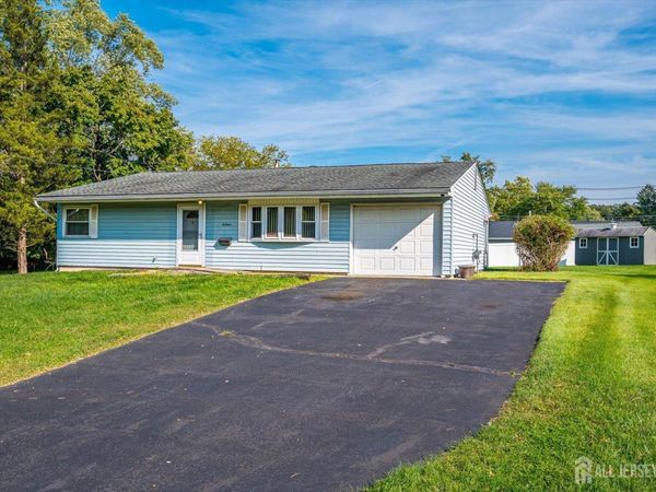 14 Richford Road, Kendall Park, NJ 08824