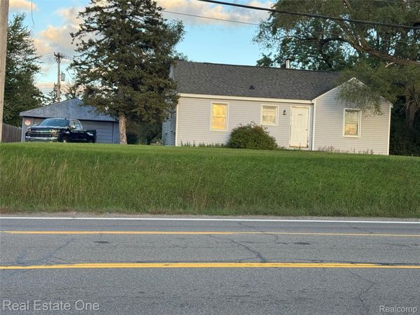 1532 Crescent Lake Road , Waterford Township, Mi 48327