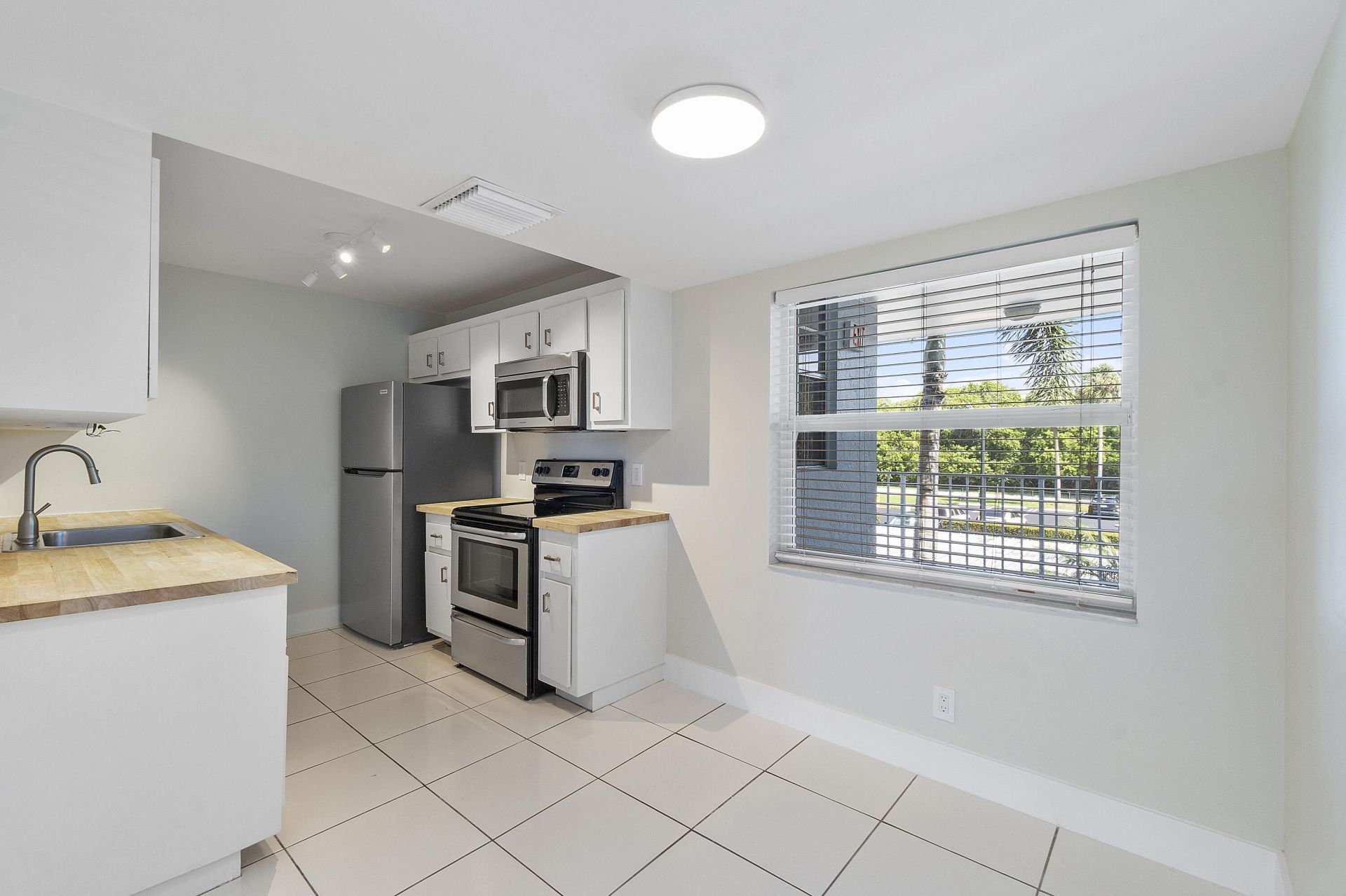 689 NE 6th Court, Boynton Beach, FL 33435 Photo