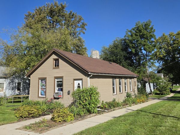 301 W Blackman Street, Harvard, IL 60033