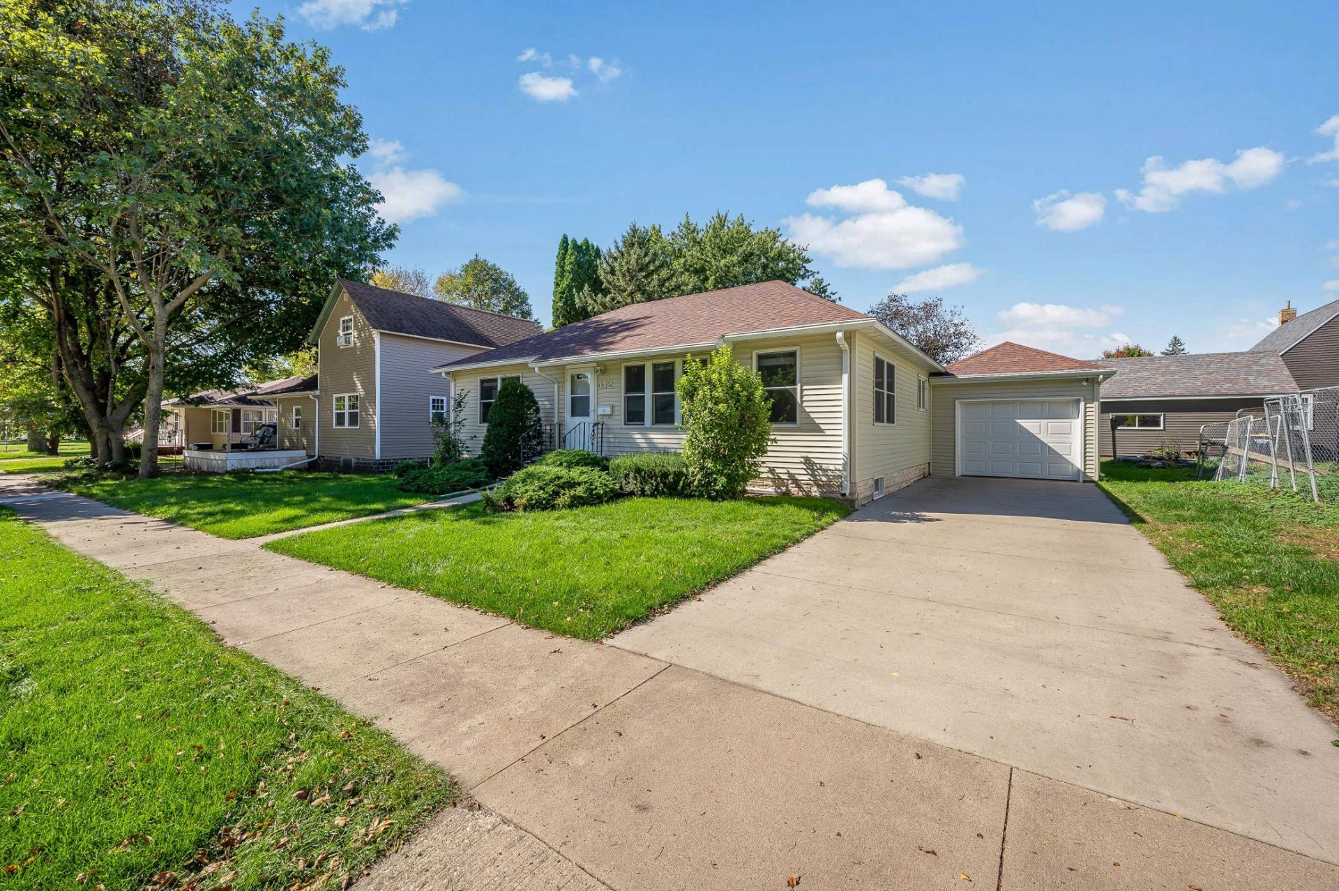 412 S Nicollet Street, Blue Earth, MN 56013 Main Photo