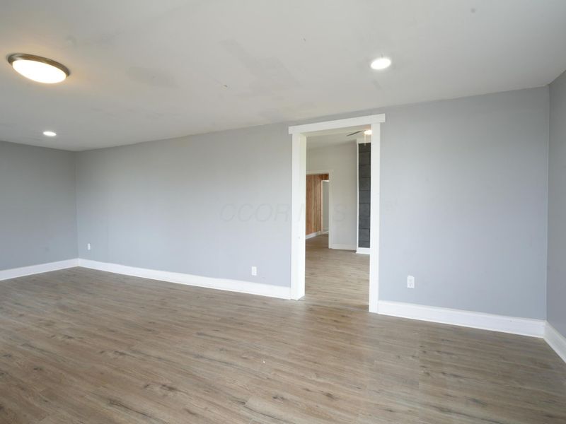 27 E High Street, Jeffersonville, OH 43128 Photo 4