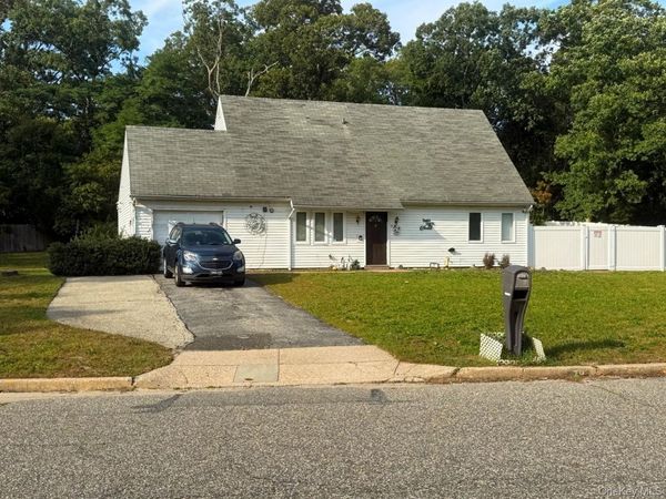 79 Hawkins Path , Coram, NY 11727