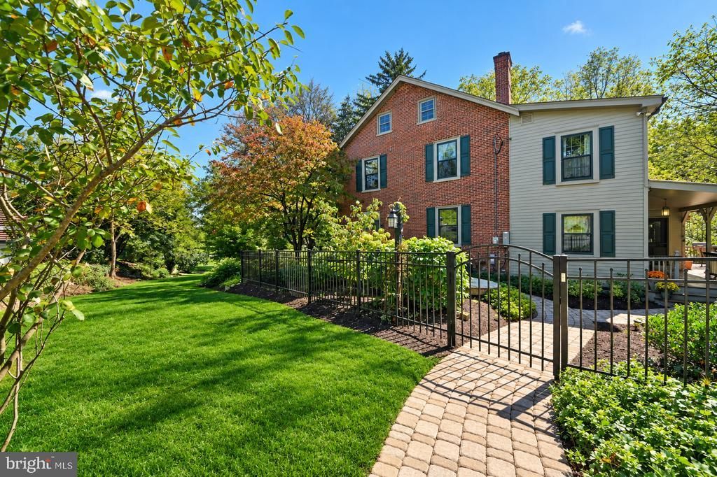 2100 DAKOTA DRIVE, EASTON, PA 18045
