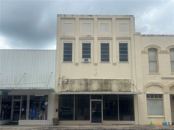 210 W Grand Avenue , Yoakum, TX 77995