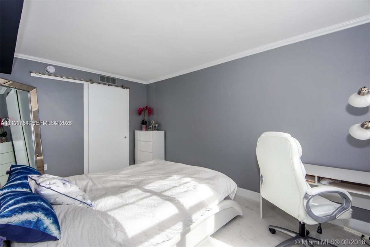 300 Bayview Dr , Unit 1102, Sunny Isles Beach, FL 33160 Photo
