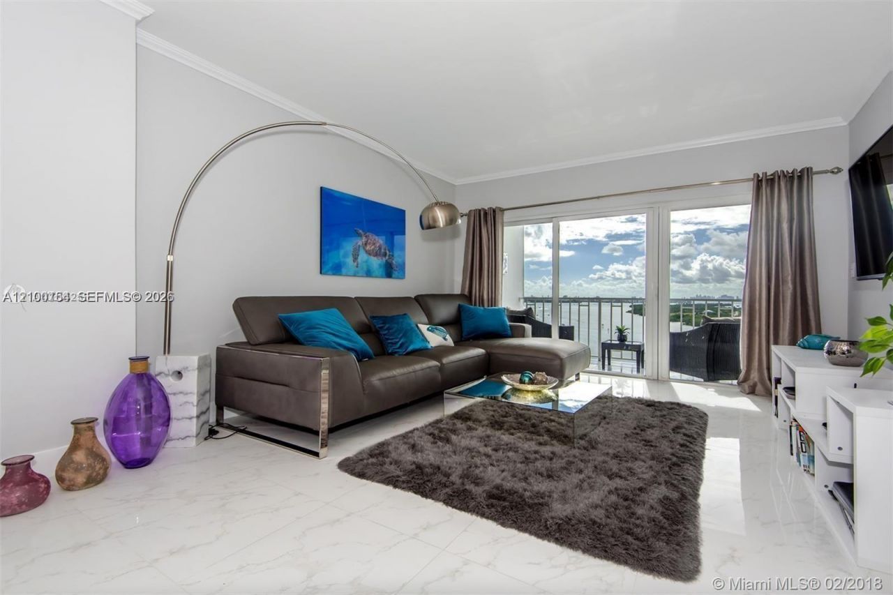 300 Bayview Dr , Unit 1102, Sunny Isles Beach, FL 33160 Photo