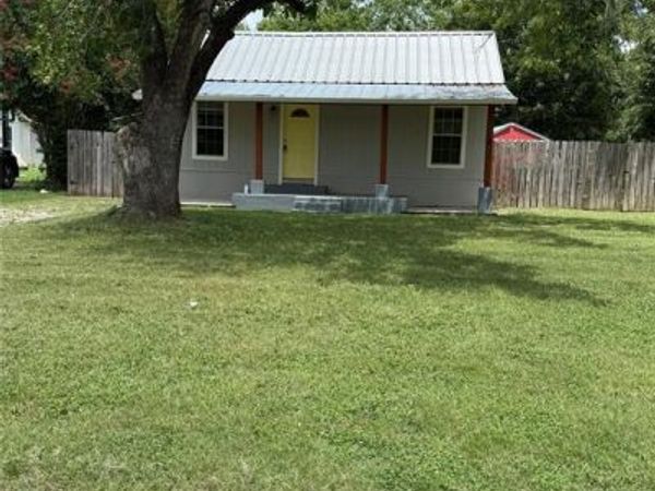 721 S Laurel Ave, Luling, TX 78648
