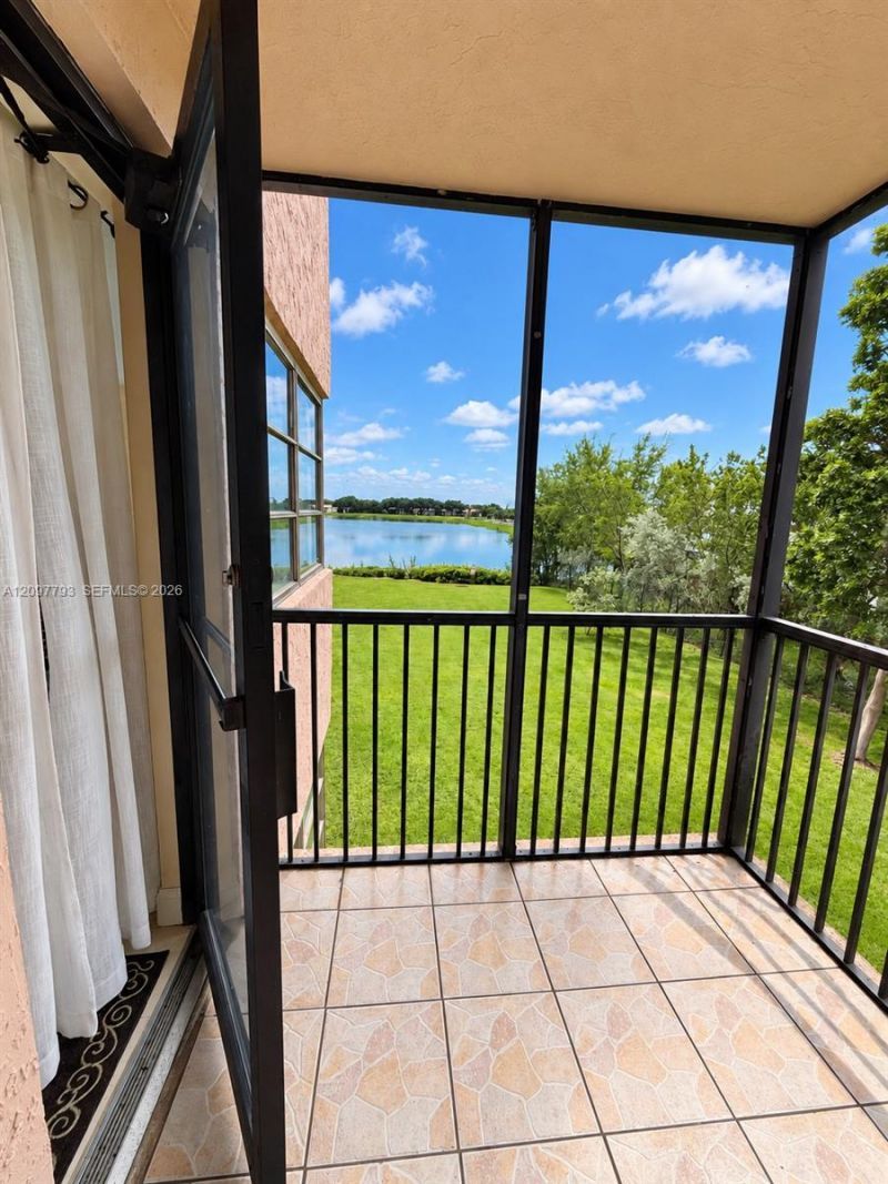 20860 San Simeon Way, Unit 208-6, Miami, FL 33179 Photo