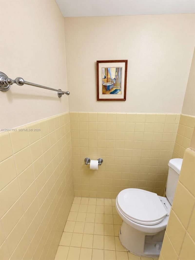 20860 San Simeon Way, Unit 208-6, Miami, FL 33179 Photo