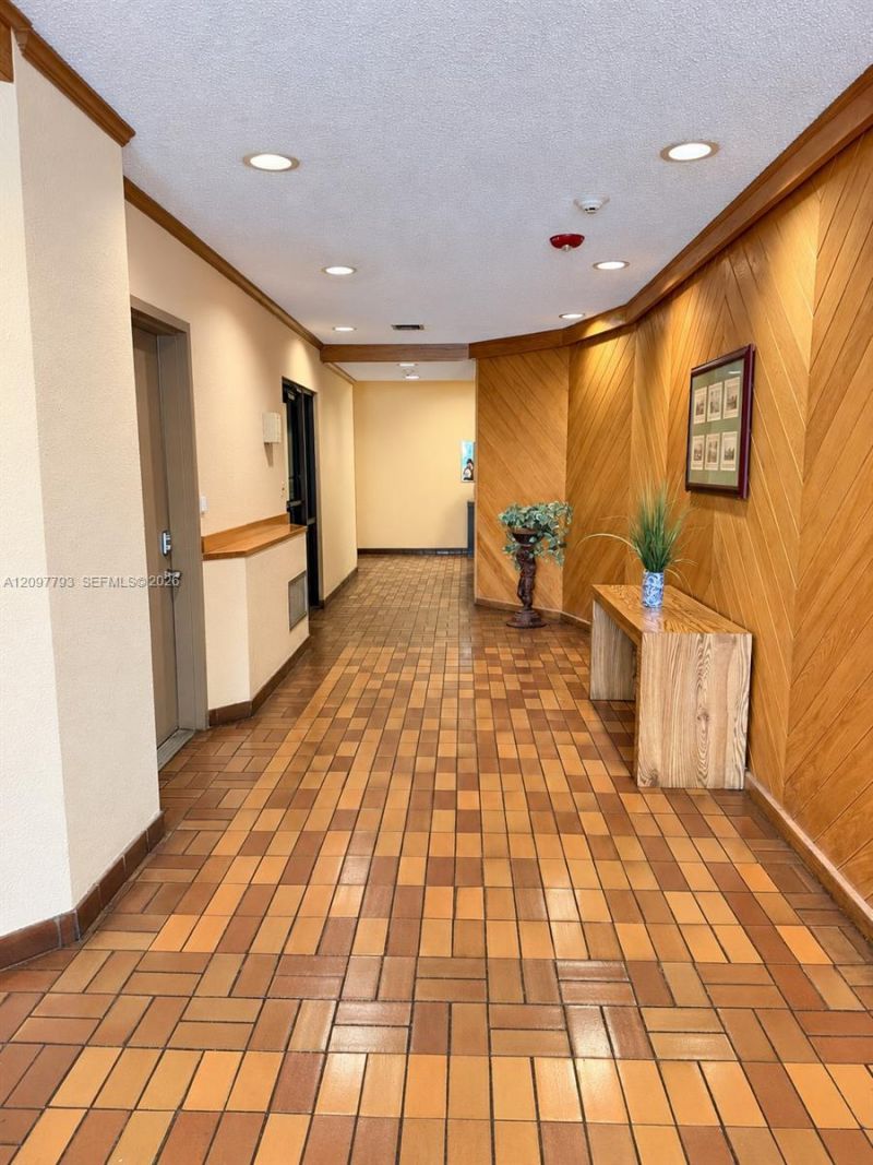 20860 San Simeon Way, Unit 208-6, Miami, FL 33179 Photo