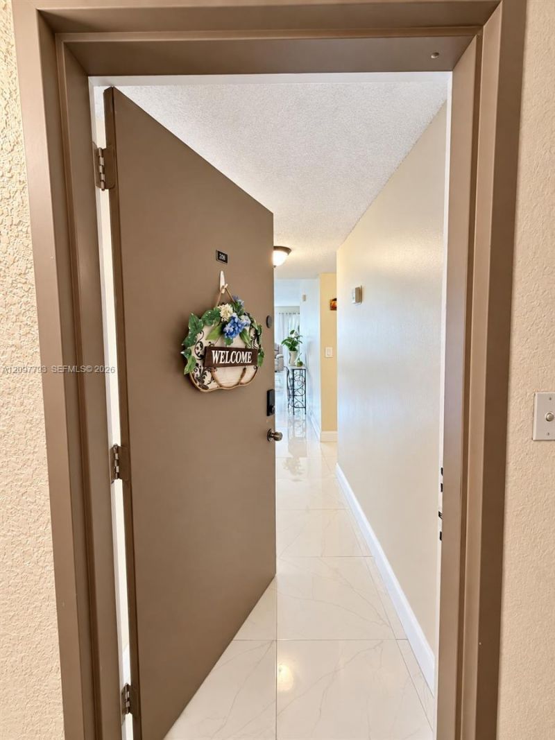 20860 San Simeon Way, Unit 208-6, Miami, FL 33179 Photo