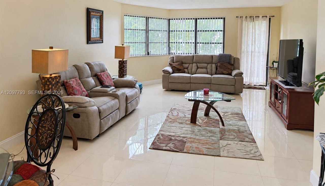 20860 San Simeon Way, Unit 208-6, Miami, FL 33179 Photo
