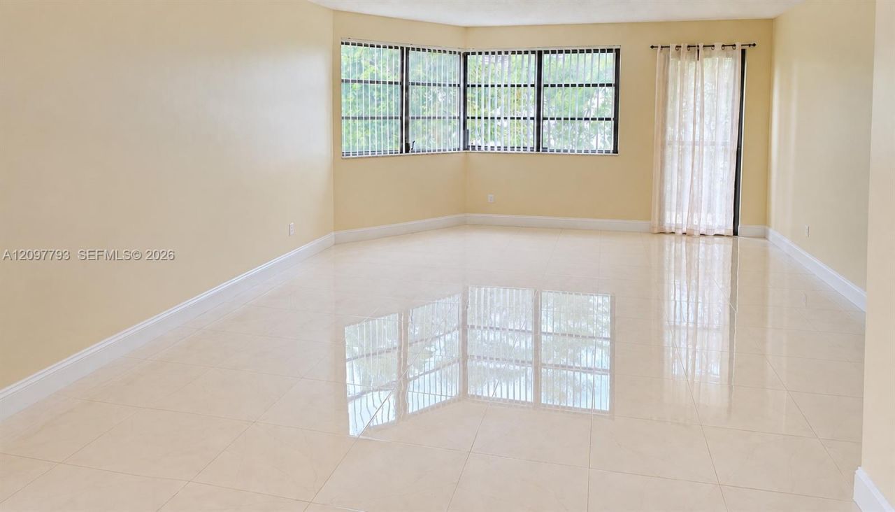20860 San Simeon Way, Unit 208-6, Miami, FL 33179 Photo