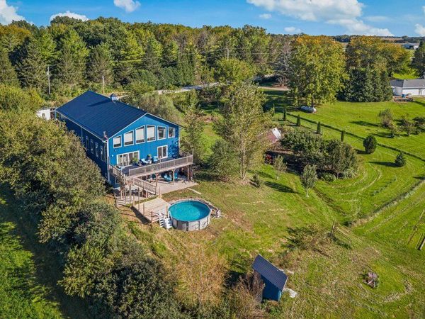 22998 260th Avenue , Le Claire, IA 52753