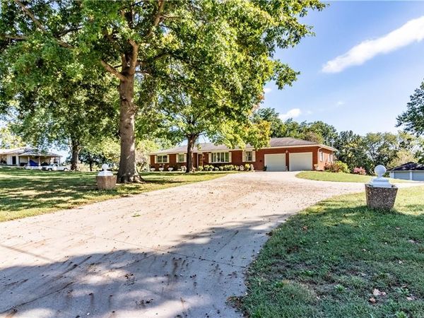 225 S County Line Road, Windsor, MO 65360