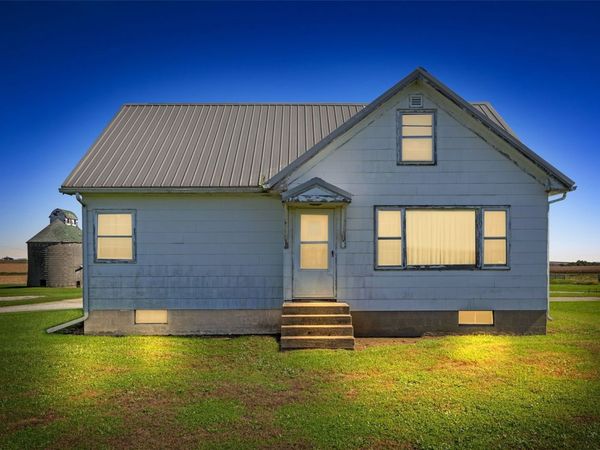 7222 25 Avenue , Newhall, IA 52346