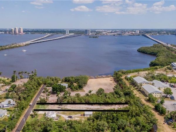 1069 River RD , NORTH FORT MYERS, FL 33903