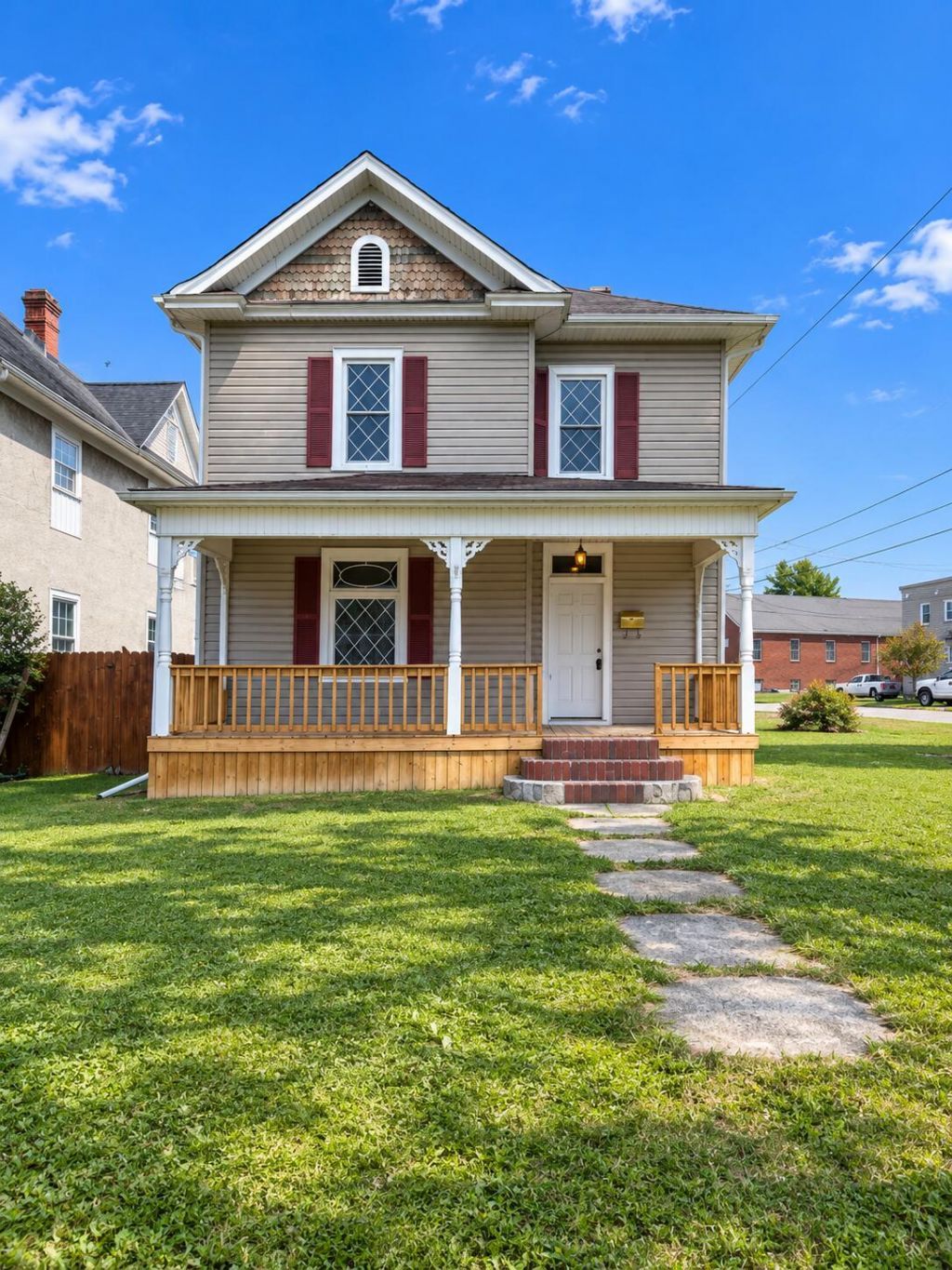 338 E Hawthorne St, Covington, VA 24426 Main Photo