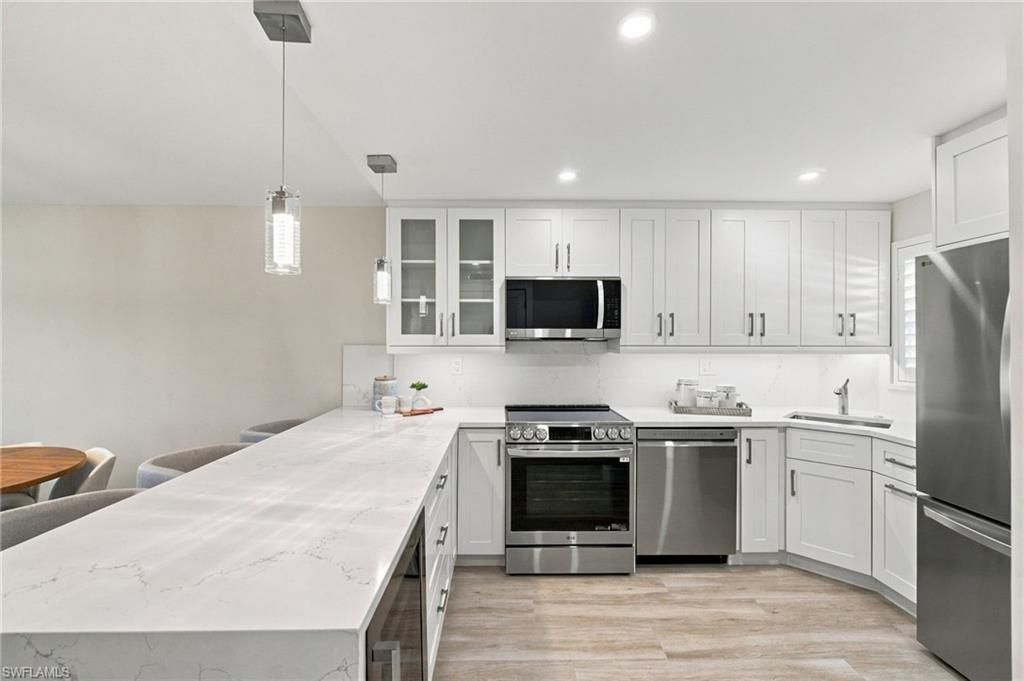 29 High Point Cir E, Unit 204, Naples, FL 34103 Photo