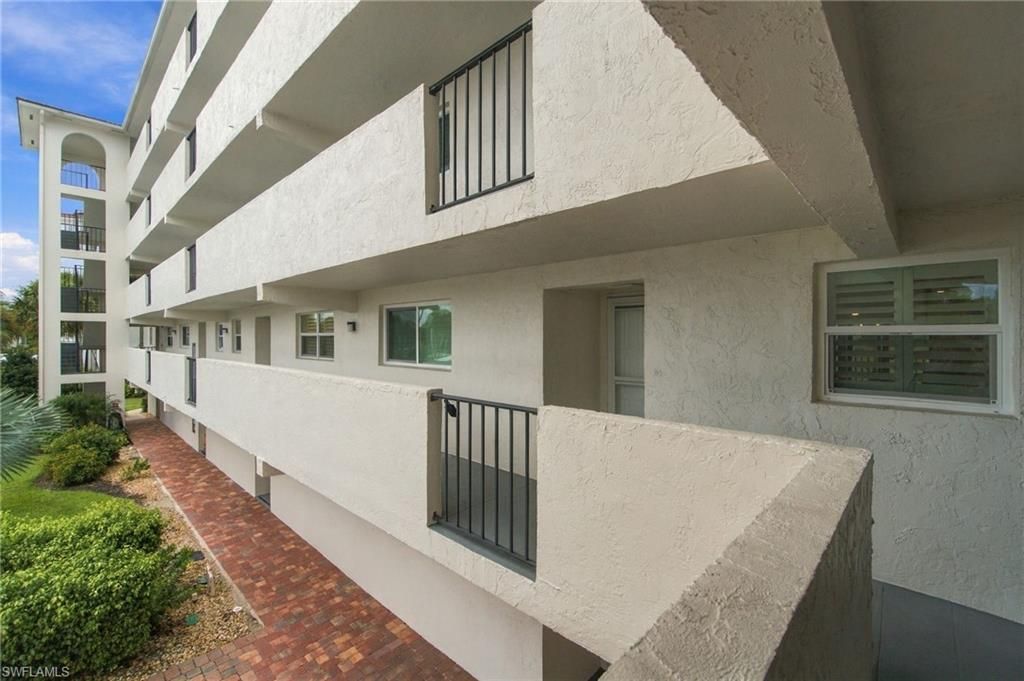 29 High Point Cir E, Unit 204, Naples, FL 34103 Photo