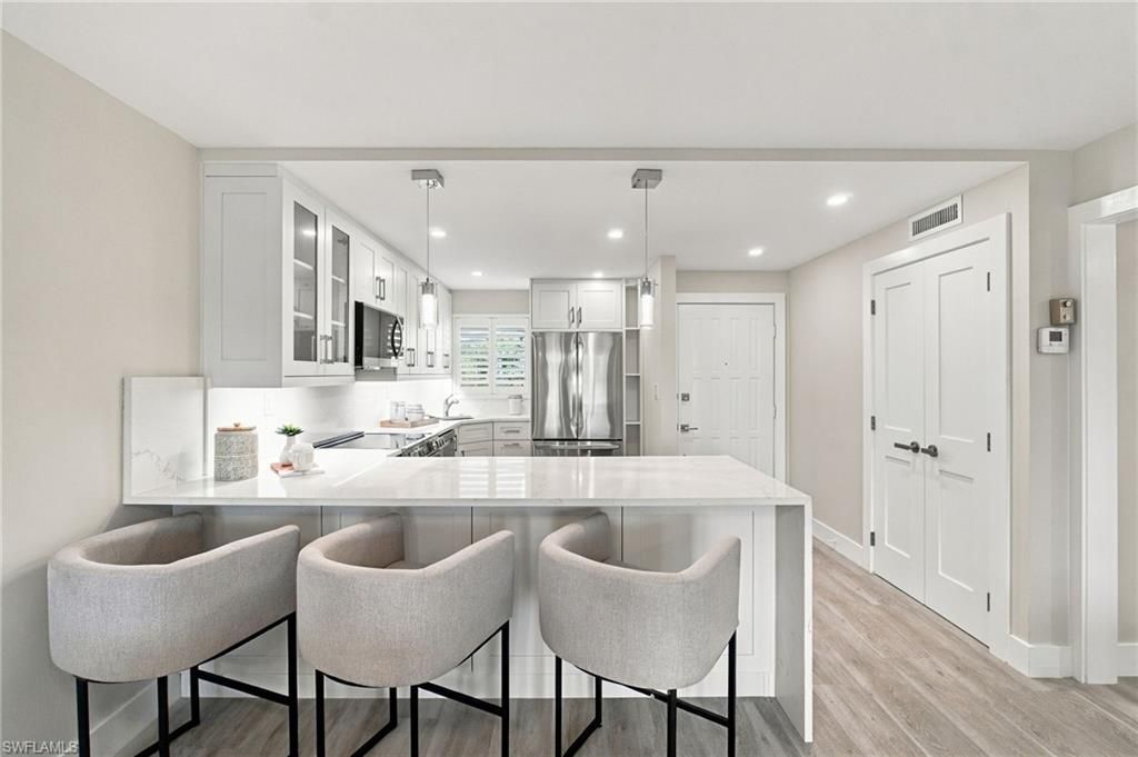 29 High Point Cir E, Unit 204, Naples, FL 34103 Photo