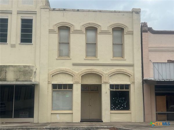 212 W Grand Avenue , Yoakum, TX 77995