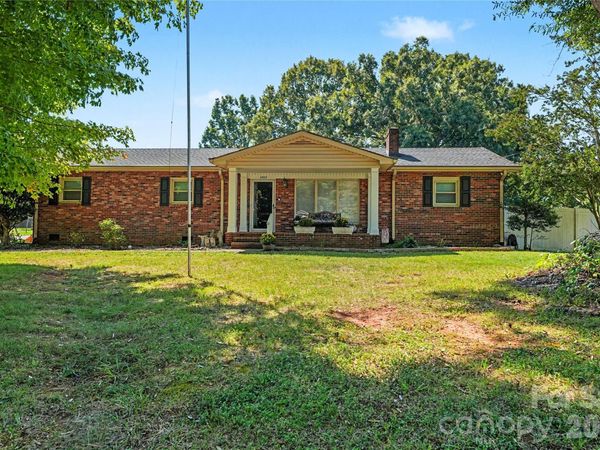 1410 36th Avenue Drive NE, Hickory, NC 28601
